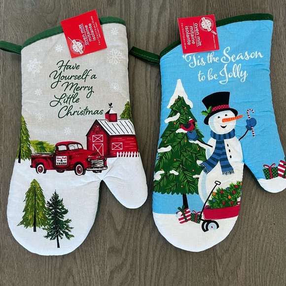 | NWT and NWOT | Holiday / Christmas oven mitts and hand towels - Picture 2 of 2